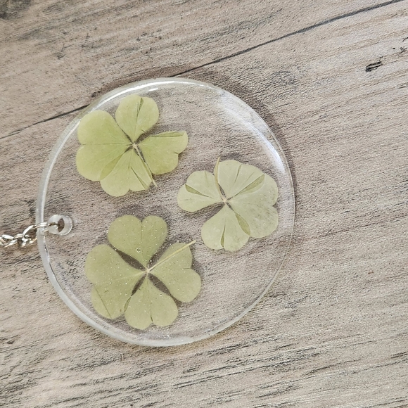 Genuine 4 Leaf Clover Keychain - Picture 3 of 3